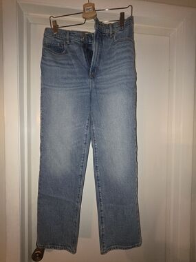 Women’s Straight Leg Jeans in Light Blue Denim